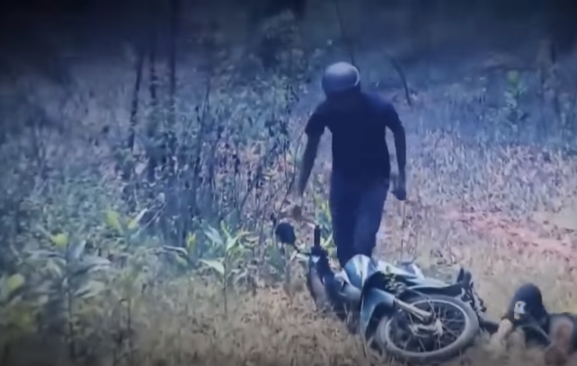 Hưng cướp chiếc điện thoại và xe máy của nạn nhân mang cầm cố được 3,5 triệu đồng rồi quay lại phòng trọ bạn gái ở huyện Yên Phong lẩn trốn.