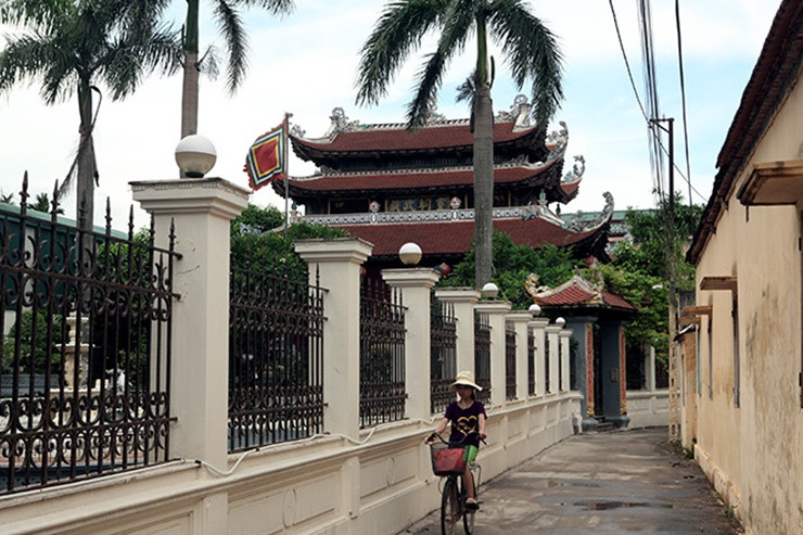 Làng Mẹo đã thành lập 1 cụm công nghiệp với hơn 100 công ty, ngoài ra còn tới vài trăm doanh nghiệp vệ tinh phục vụ cho các doanh nghiệp tại làng.