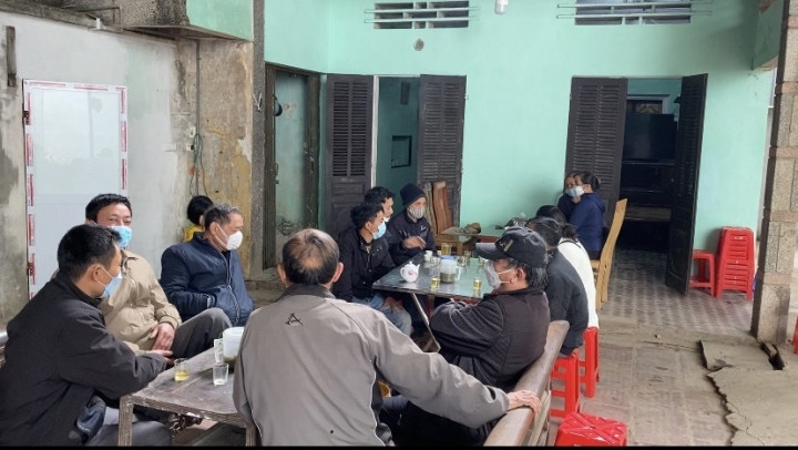 "Ngay sau khi nhận được thông tin từ Bệnh viện Đa khoa huyện Thạch Thất về việc cháu A. nhập viện trong tình trạng nguy kịch, có nhiều đinh găm trong hộp sọ, chúng tôi chỉ đạo công an điều tra. Hiện công an huyện đã có báo cáo gửi công an thành phố. Chính quyền xã Canh Nậu cũng đến thăm hỏi, động viên hỗ trợ gia đình ông nội cháu A.10 triệu đồng", lãnh đạo UBND huyện Thạch Thất thông tin thêm.