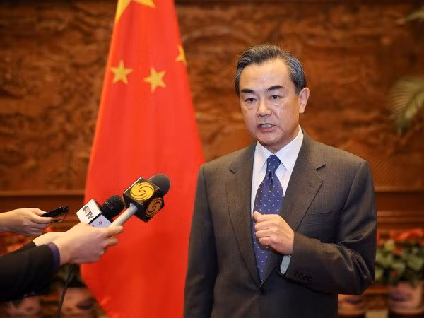 Ngoại trưởng Trung Quốc Vương Nghị trả lời câu hỏi của phóng viên.