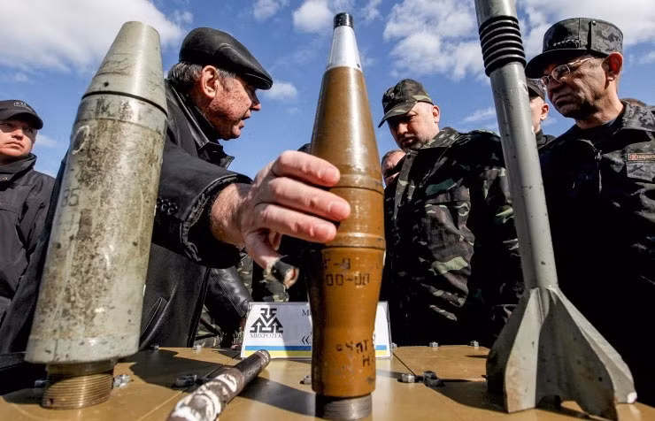 Chủ tịch Quốc hội Ukraine Oleksandr Turchynov (đứng thứ hai từ phải sang) thị sát một đơn vị quân đội.