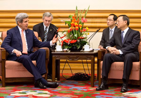 Ngoại trưởng Mỹ John Kerry (trái) trong cuộc gặp với Ủy viên Quốc vụ viện Trung Quốc Dương Khiết Trì tại Bắc Kinh tháng 2/2014.