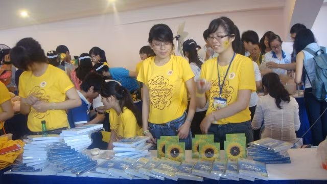 Bán sách báo gây quỹ vì trẻ em ung thư.