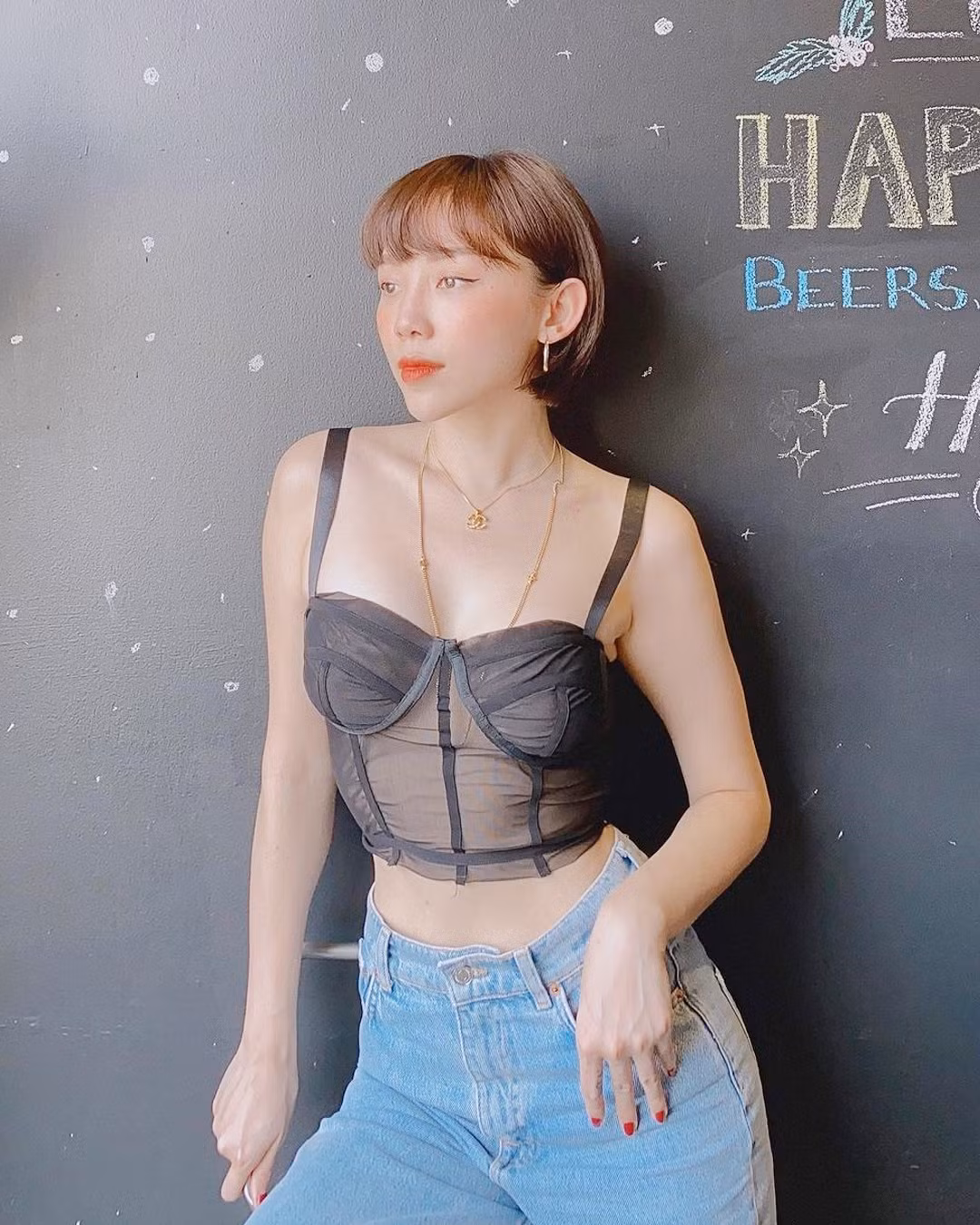 Nữ ca sĩ kết hợp áo bra top hai dây khi mặc suit dáng rộng. Cô hoàn thiện vẻ ngoài bằng cách trang điểm, nhuộm tóc có màu sắc đồng điệu cùng trang phục. Ảnh: @toctien1305.
