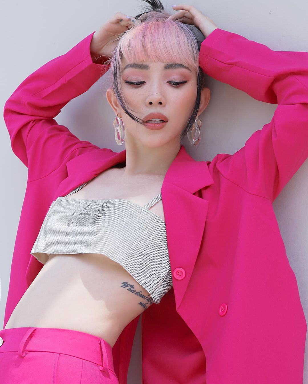 Giọng ca sinh năm 1989 chuộng mặc quần jeans, quần tây cạp cao nhằm tăng chiều dài cho đôi chân. Cô khoe lợi thế hình thể bằng áo hai dây cúp ngực, phối vải xuyên thấu. Ảnh: @toctien1305.