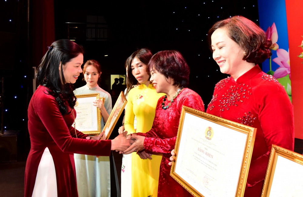 Ton vinh, tri an nu can bo, doan vien Cong doan Thu do xuat sac-Hinh-8