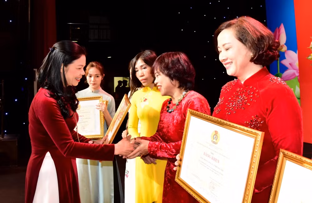 Ton vinh, tri an nu can bo, doan vien Cong doan Thu do xuat sac-Hinh-8