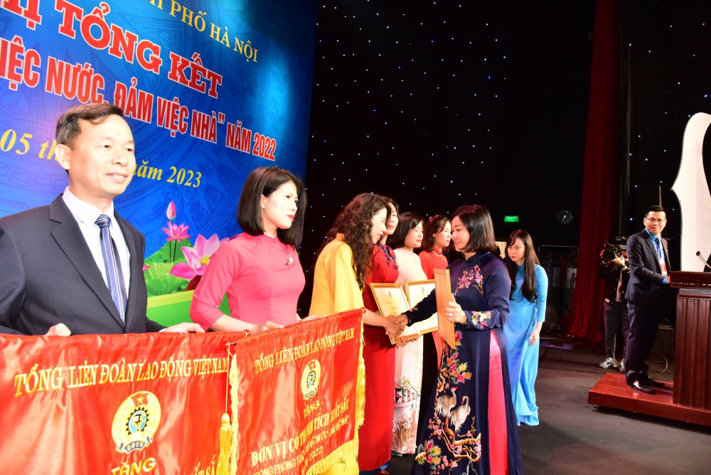 Ton vinh, tri an nu can bo, doan vien Cong doan Thu do xuat sac-Hinh-5