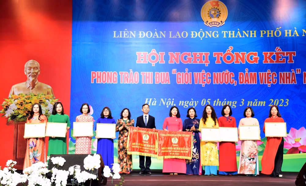 Ton vinh, tri an nu can bo, doan vien Cong doan Thu do xuat sac-Hinh-6