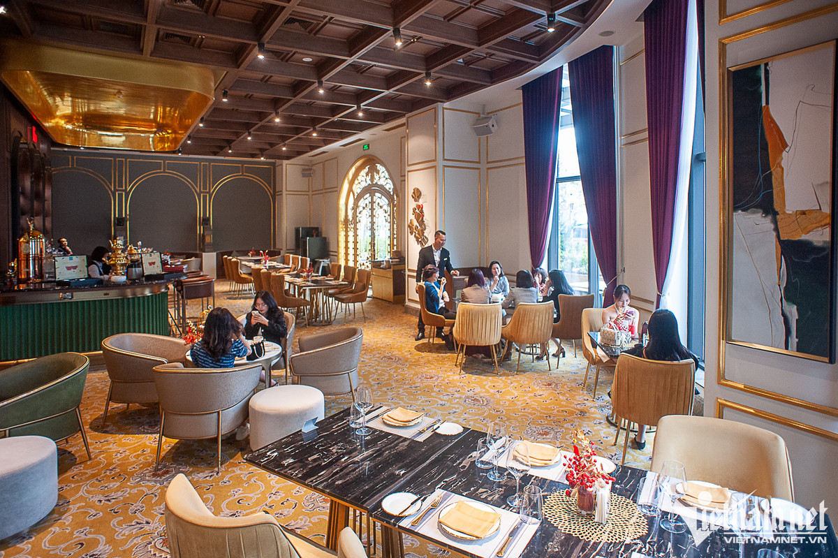 Không gian bên trong ngập tràn màu vàng với các chi tiết như lan can, chỉ, phào, cột đều được dát vàng 24k. Cửa thang máy trong khách sạn cũng được phủ vàng lấp lánh.