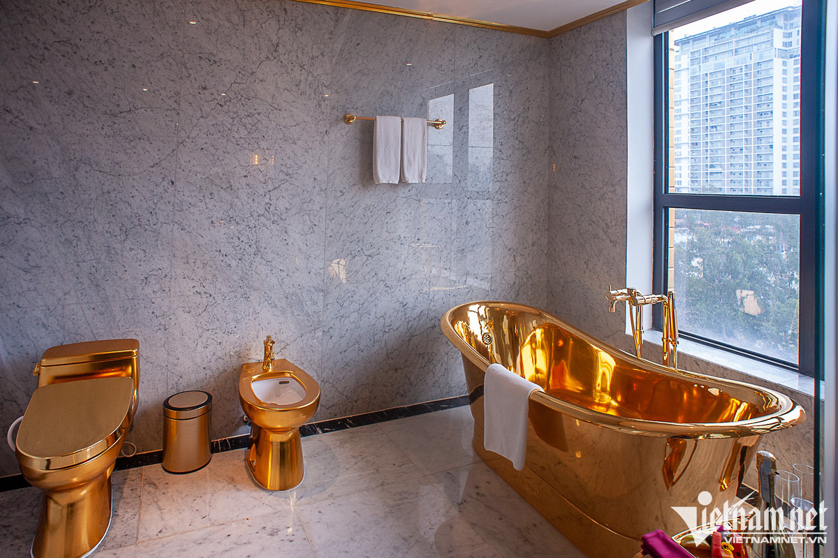 Không gian nhà tắm xa hoa với bồn cầu, bồn tắm dát vàng 24k lấp lánh. Mọi chi tiết trong phòng ngủ cho tới tận nhà vệ sinh đều lấp lánh vàng của hàng loạt trang thiết bị như giường, bồn tắm, chậu rửa mặt, vòi hoa sen, giá treo khăn, bồn vệ sinh… cho đến đèn điện.