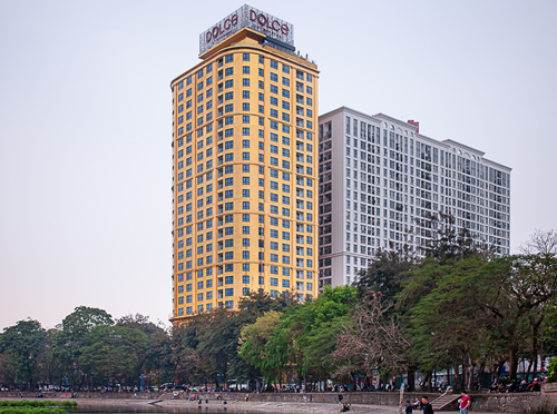 Nằm trên khu đất "vàng" trung tâm thủ đô, diện tích hơn 2.200m2, khách sạn Dolce by Wyndham Hanoi Golden Lake được xây dựng gồm 4 tầng hầm và 25 tầng nổi, tổng vốn đầu tư 100 triệu USD.