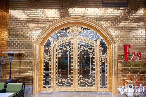 Khách sạn được khởi công xây dựng từ tháng 7/2019, hoàn thành vào tháng 7/2020. Toàn bộ gạch ốp bên ngoài công trình được phủ vàng 24k. Sảnh và phòng chờ với các chi tiết tường, trần đều có màu vàng lấp lánh.