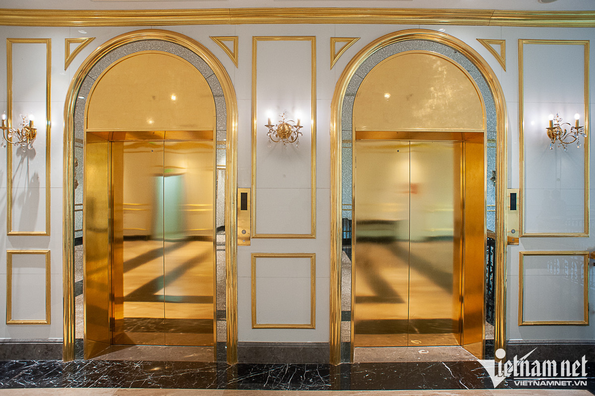 Năm 2020, khách sạn này đã được Tổ chức Kỷ lục Việt Nam xác nhận là "Khách sạn có ngoại thất bằng gạch dát vàng với số lượng trang thiết bị nội thất và các món ăn, đồ uống dát vàng nhiều nhất thế giới". Mỗi phòng nghỉ tại đây có diện tích từ 40 - 48m2, phòng cao cấp rộng khoảng 70 - 90m2; cao cấp nhất là căn suite - tổng thống 184m2, có thể phục vụ tới 10 khách, còn phòng penthouse Hoàng gia có diện tích 170m2.