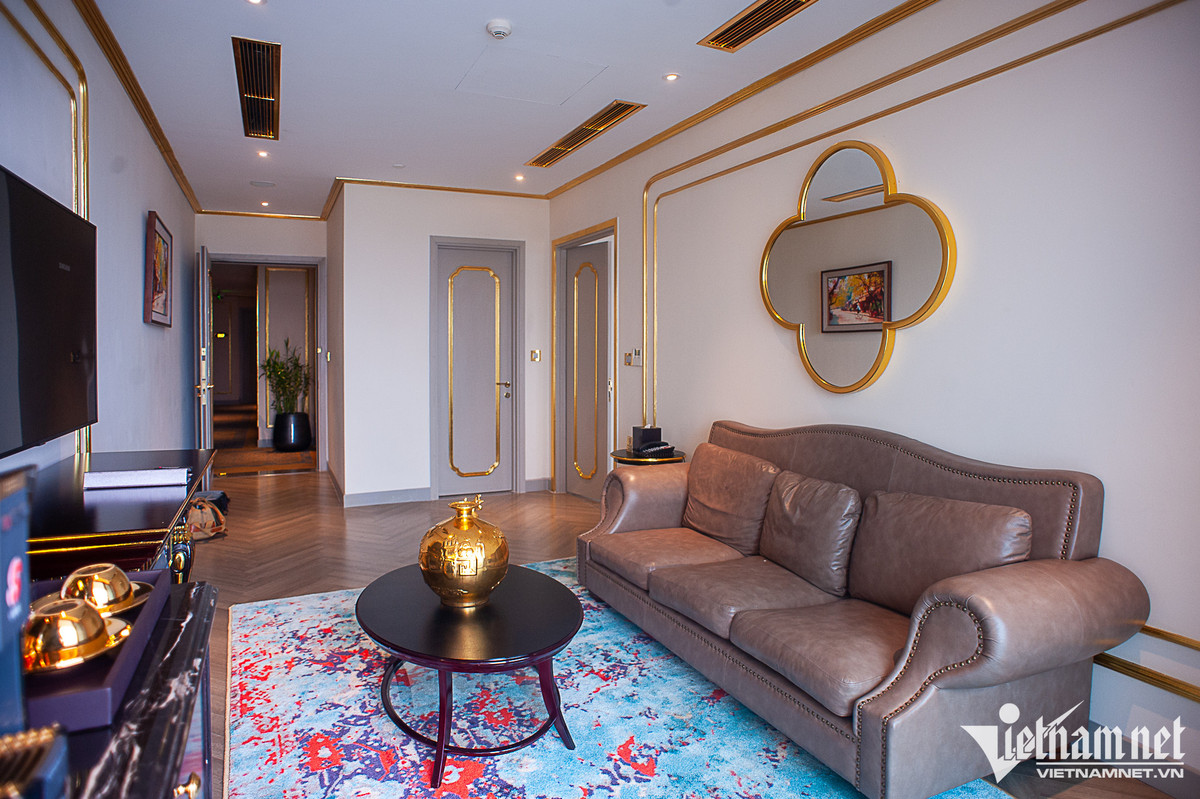 Phòng nghỉ tiêu chuẩn 5 sao với nhiều chi tiết dát vàng, có tầm nhìn toàn cảnh về phía hồ Giảng Võ.