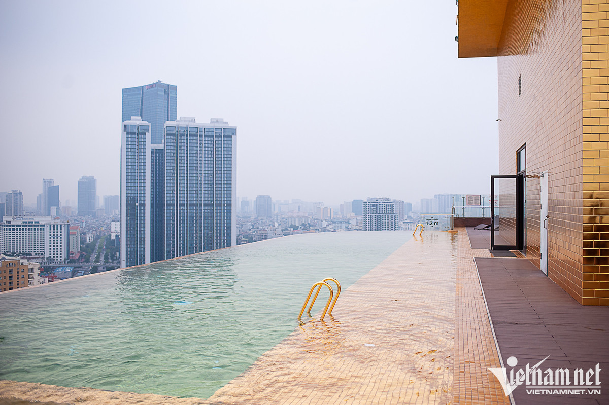 Trên tầng thượng của khách sạn là bể bơi vô cực dát vàng có diện tích 225m2.