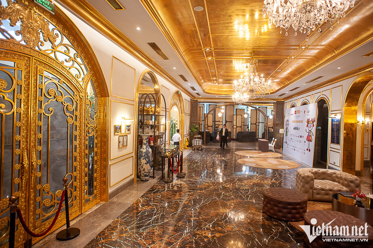 Đây là khách sạn 5 sao với hệ thống 342 phòng nghỉ, 8 phòng họp tiêu chuẩn, bể bơi vô cực dát vàng, phòng fitness và 3 nhà hàng theo phong cách Á - Âu. Khách sạn này do Dolce, thương hiệu của Wyndham Hotels &amp; Resorts quản lý và khai thác. Nhiều chính khách, doanh nhân, tỷ phú trên thế giới cũng từng ở tại đây. Ngay tầng 1 là nhà hàng F29 Golden Beef với các món bò dát vàng 24k nổi tiếng thế giới.