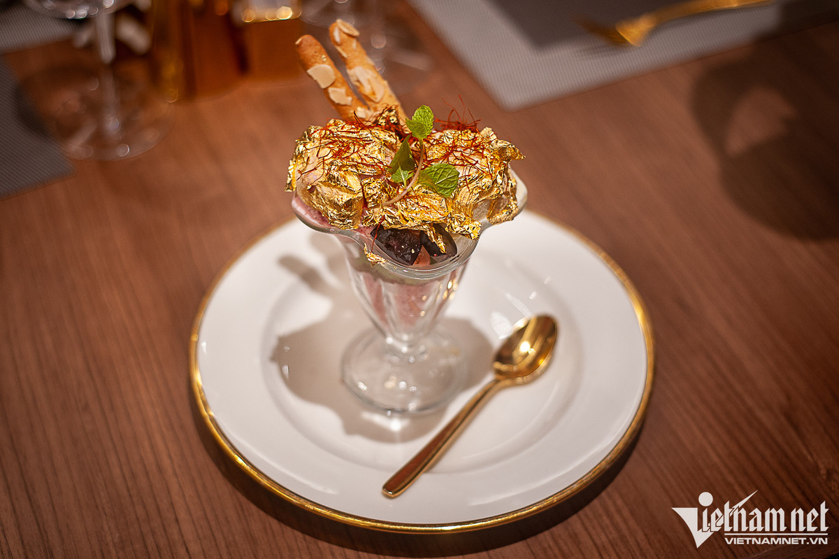 Điểm nhấn độc đáo tại những nhà hàng và quầy bar bên trong khách sạn là các món ăn phủ vàng 24K đi cùng với đồ dùng trên bàn ăn mạ vàng. Trao đổi với VietNamNet, ông Nguyễn Hữu Đường (đại gia Đường "bia") cho biết, công ty đang rao bán khách sạn dát vàng Dolce Hanoi Golden Lake với giá từ 250 triệu USD. Hiện tại đã có hàng chục các đối tác từ các nước như Trung Quốc, Ấn Độ và Các Tiểu vương quốc Ả Rập thống nhất (UAE)... ngỏ ý nên mức giá có thể tăng thêm nữa. Theo ông Đường, sở dĩ phải rao bán khách sạn này là do khó khăn về dòng tiền để giải quyết thanh khoản.