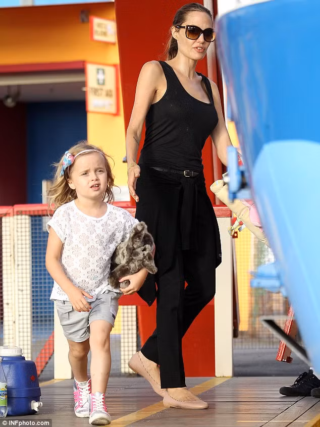 “Người đàn bà quyến rũ nhất hành tinh” sành điệu với gu thời trang “ton-sur-ton” với cặp kính mắt thời trang và điểm nhấn là đôi giày bệt màu kem của hãng Chloé với trị giá 305 bảng Anh.