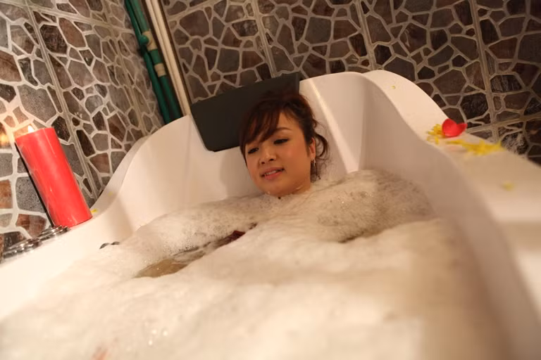 ...thư giãn với dòng nước ấm tinh khiết