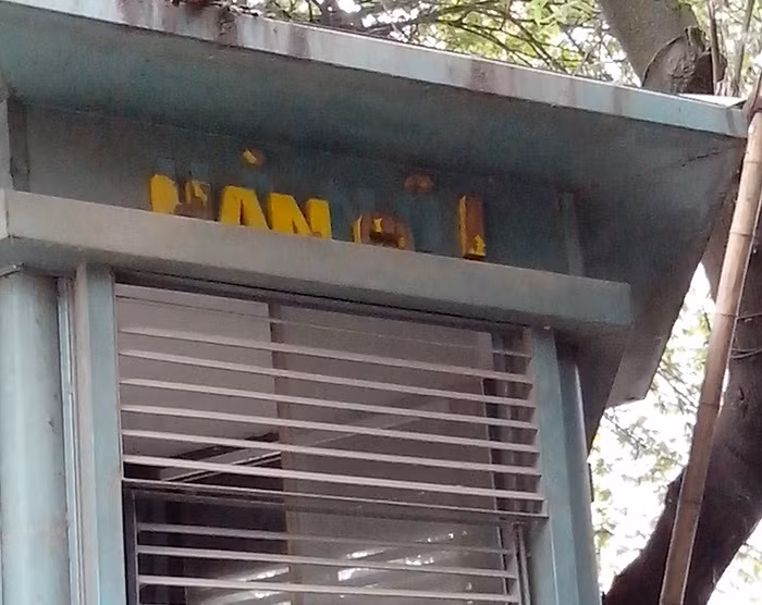 Hàng chữ, biển tên bị rơi rớt, trông rất phản cảm.