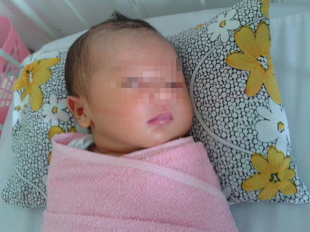 Cháu bé bị "đẻ rơi' đang được chăm sóc ở bệnh viện. Ảnh: Dân Việt