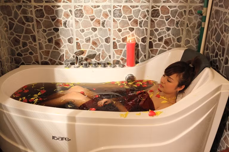 ...ngâm mình trong thảo dược ...