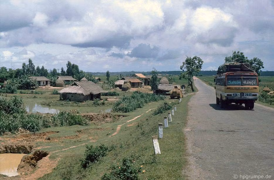 Xe khách ở Quốc lộ 1, trên đường về thị xã Đông Hà.