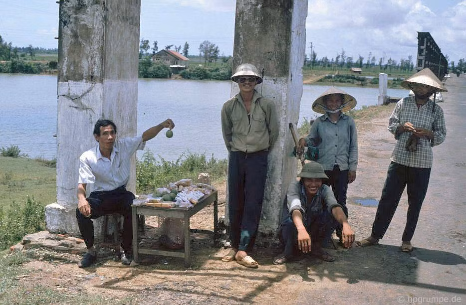 Quầy hàng đặc sản địa phương ở đầu cầu Hiền Lương, cây cầu chia cắt hai miền Nam - Bắc thời chiến tranh Việt Nam.