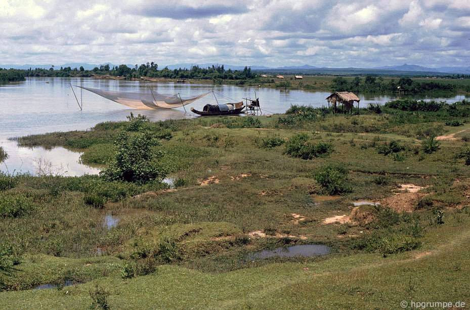 Khung cảnh bình yên bên bờ sông Bến Hải, nơi từng hứng chịu rất nhiều đạn bom thời chiến tranh.