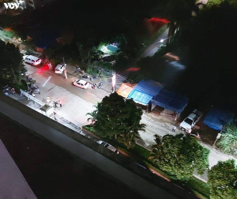 Ông Kinh Khoa (sống tại chung cư Tân Việt, huyện Hoài Đức) chia sẻ, CDC đã lấy mẫu xét nghiệm những người có liên quan trường hợp nghi mắc Covid-19 này.