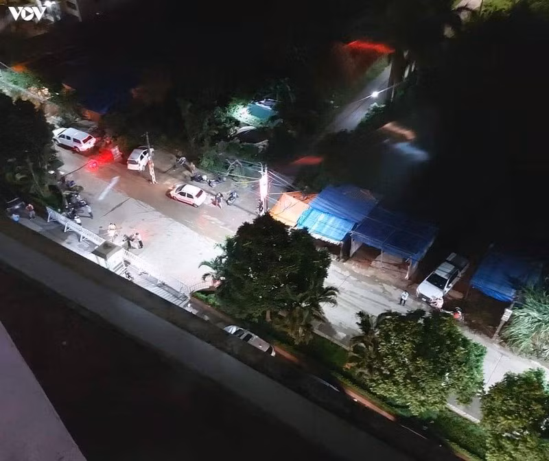 Ông Kinh Khoa (sống tại chung cư Tân Việt, huyện Hoài Đức) chia sẻ, CDC đã lấy mẫu xét nghiệm những người có liên quan trường hợp nghi mắc Covid-19 này.