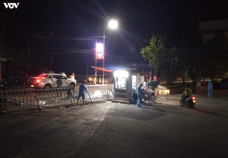 Công an xã Thượng Đức cùng nhân viên an ninh toà nhà tiến hành đóng rào chắn, yêu cầu người dân không được di chuyển khỏi nơi sinh sống.