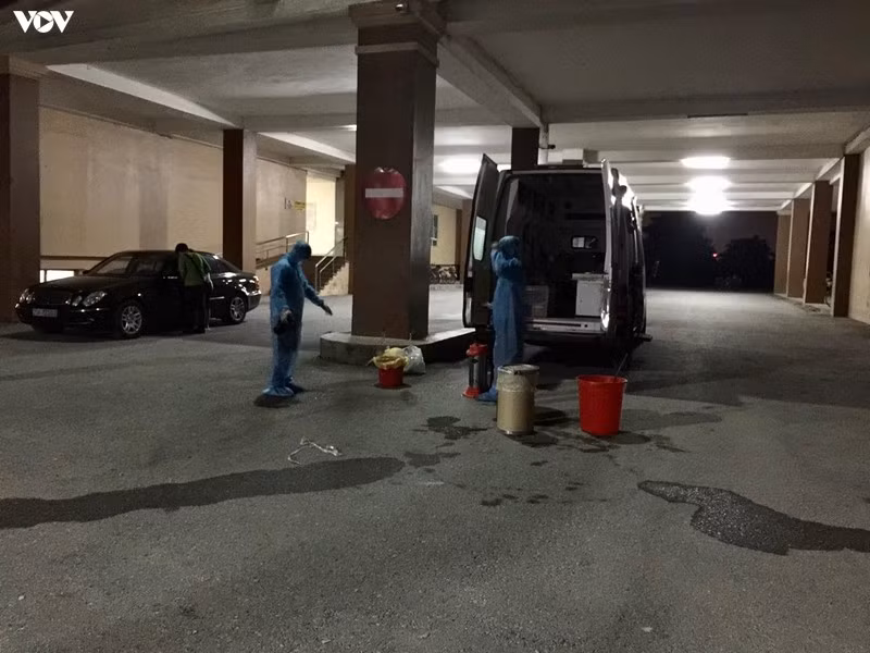 Việc khử trùng sau ca làm việc cũng được các nhân viên y tế tiến hành kỹ càng để tránh lây nhiễm chéo.