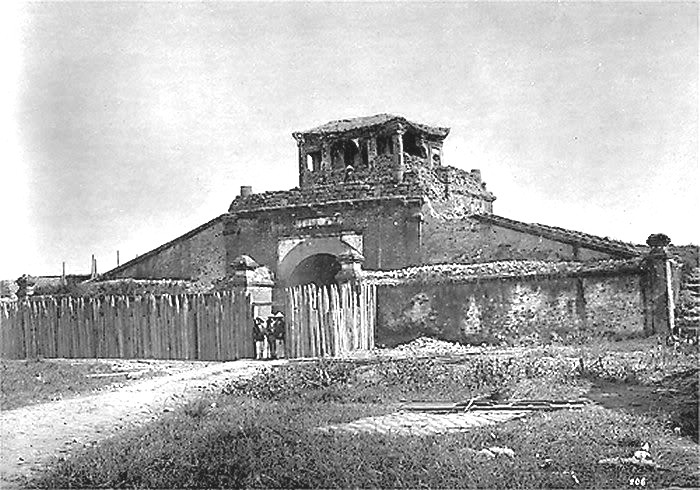 Thành Đông, hay thành Hải Dương cách đây một thế kỷ. Đây là một trong Thăng Long tứ trấn (bốn phiên trấn bao quanh kinh thành Thăng Long) xưa.