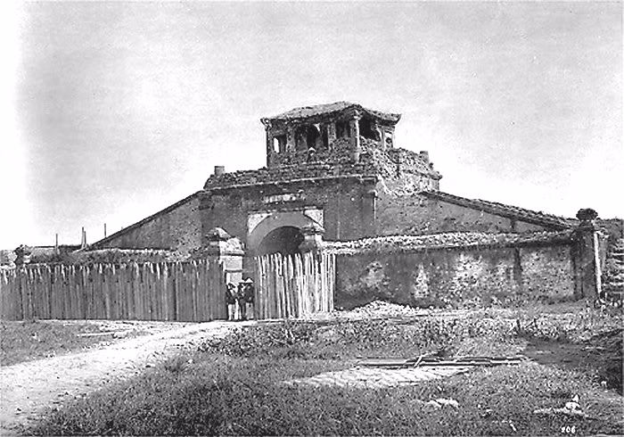 Thành Đông, hay thành Hải Dương cách đây một thế kỷ. Đây là một trong Thăng Long tứ trấn (bốn phiên trấn bao quanh kinh thành Thăng Long) xưa.