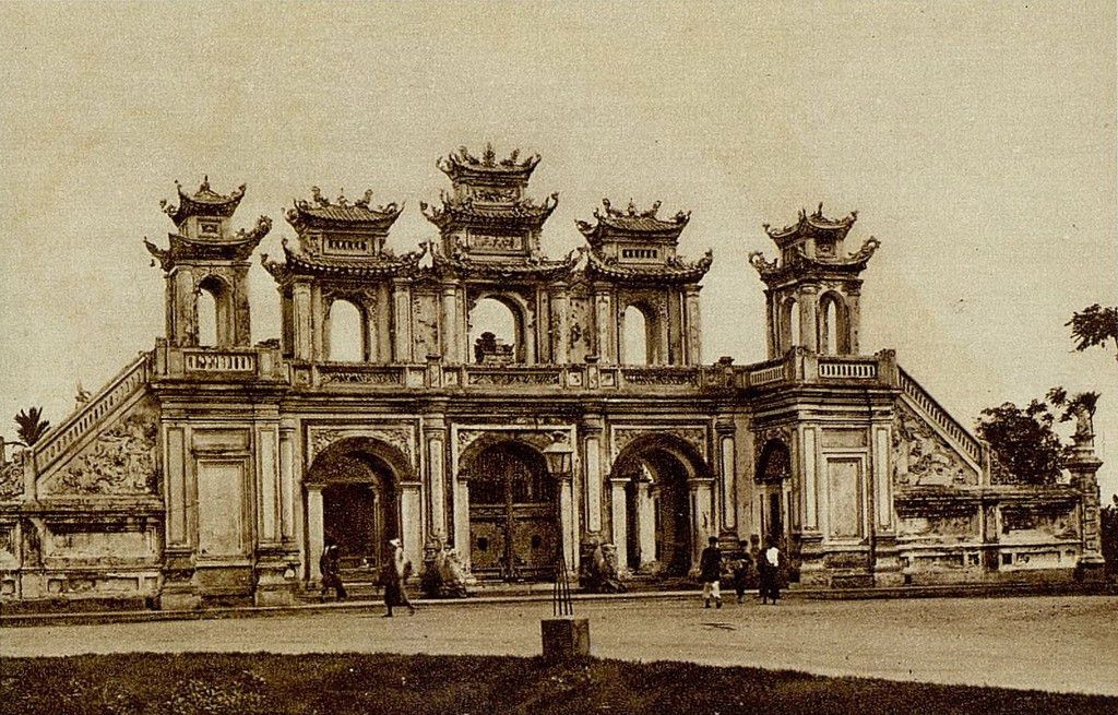 Đền Quan Lớn Tuần Chanh ở huyện Ninh Giang, Hải Dương, khoảng năm 1931.