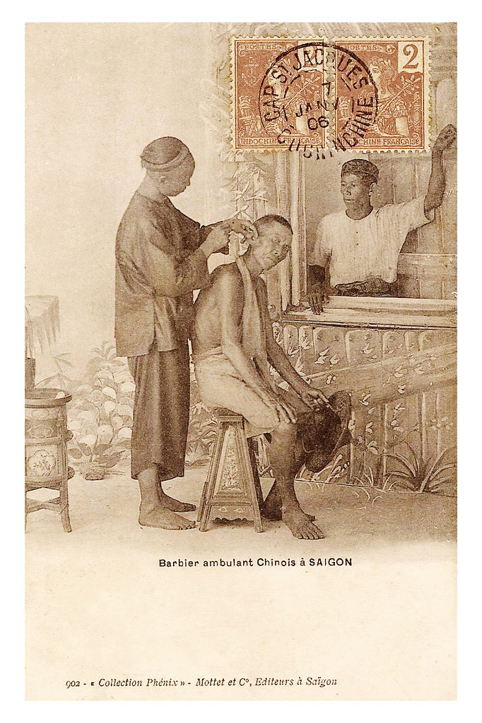 Cảnh lấy ráy tại trên đường phố Sài Gòn được in trên một bưu thiếp cổ của Pháp, dấu bưu điện năm 1906.