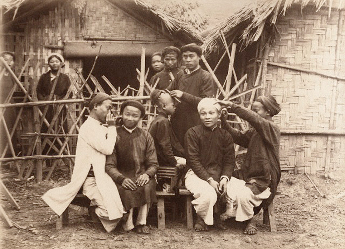 Những người thợ hành nghề hớt tóc, lấy ráy tai dạo hành nghề trên đường phố tại một đô thị của Việt Nam khoảng năm 1880. Đây là nghề rất phổ biển ở Việt Nam thời thuộc địa.