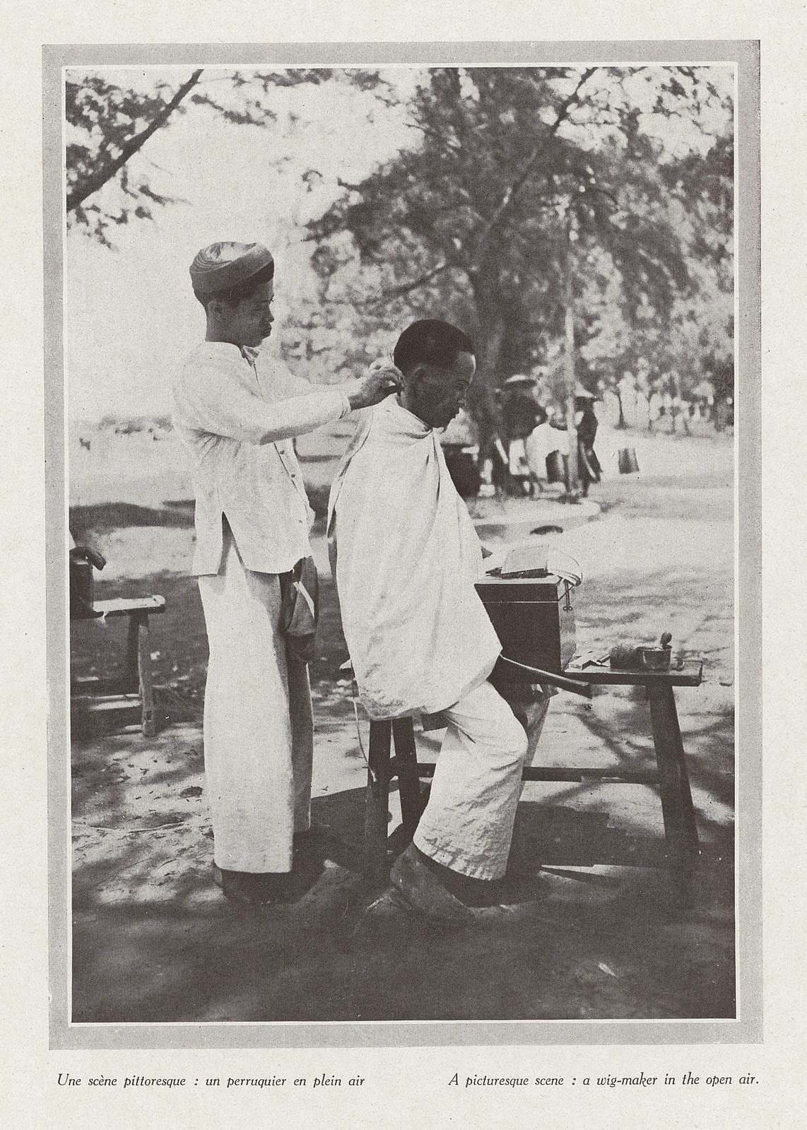 Một người thợ hớt tóc cho khách hàng, khoảng năm 1917-1919.