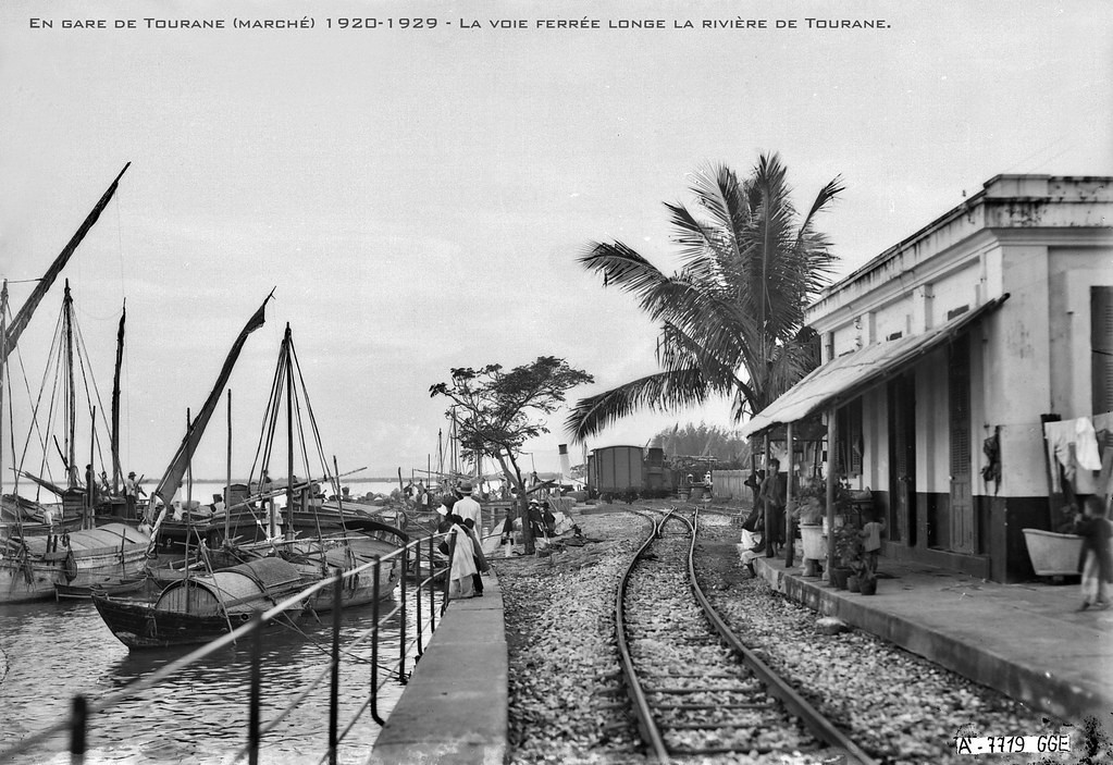 Một hình ảnh khác về ga Chợ Hàn thập niên 1920. Ngay cạnh ga là một bền thuyền khá nhộn nhịp.