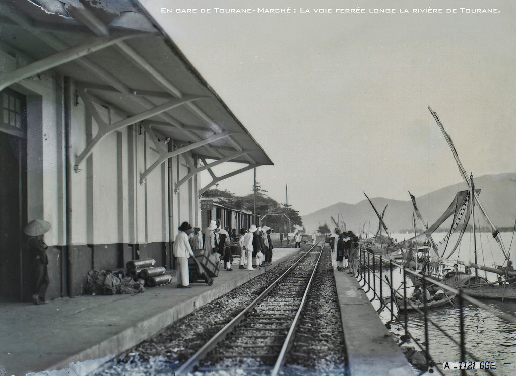 Khung cảnh ở sân ga Chợ Hàn thập niên 1920, với tuyến đường sắt nằm trên kè bờ sông Hàn. Lúc đầu, ga Chợ Hàn chỉ vận chuyển hàng hóa về ga trung tâm, đến tháng 6/1913 mới chở thêm hành khách.