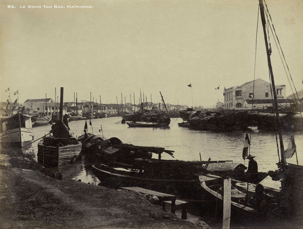 Đời thường trên sông Tam Bạc.