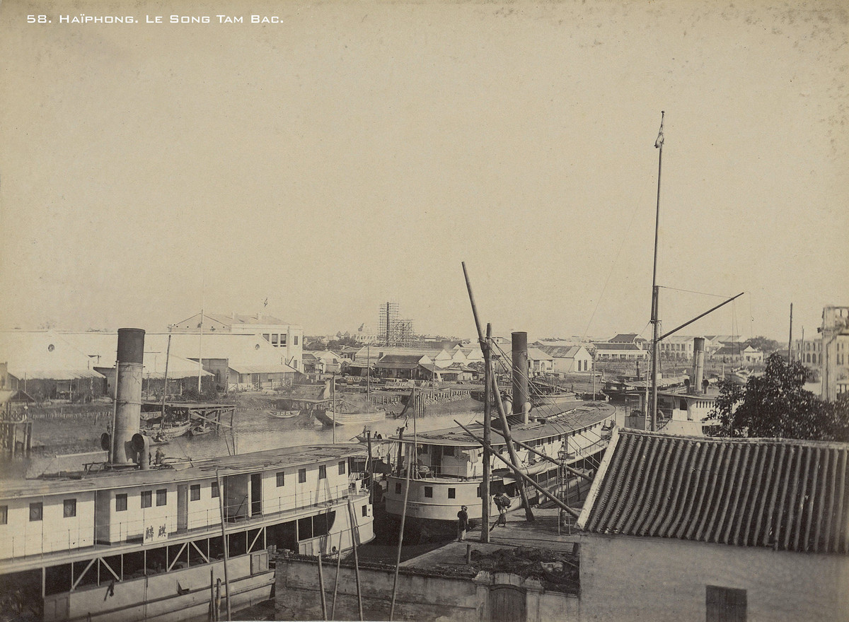 Những con tàu hơi nước của Pháp neo đậu trên sông Tam Bạc.