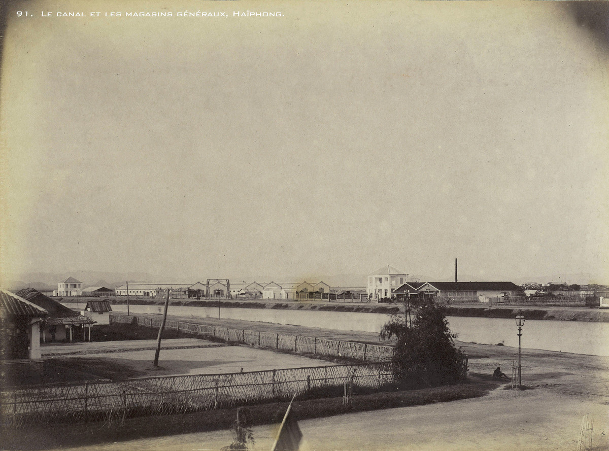 Các nhà kho lớn bên một con kênh.