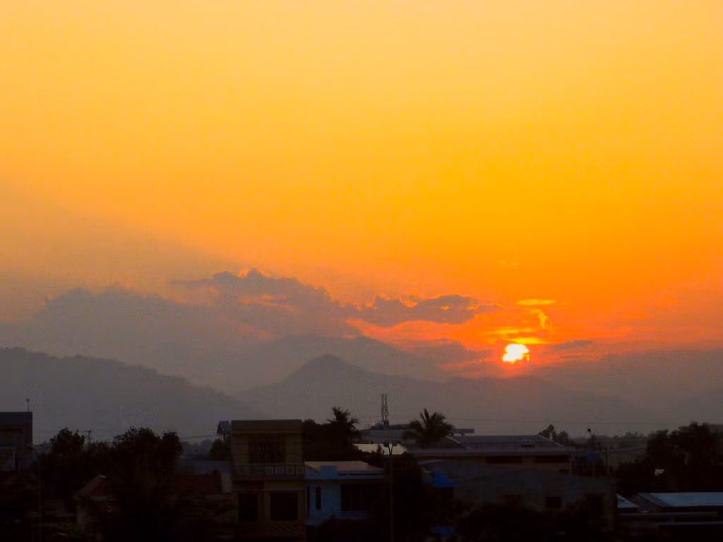 Mặt trời từ từ khuất sau những dãy núi xa, nhìn từ sân thượng một ngôi nhà ở thành phố Đà Nẵng. Ảnh: Maverick/ Flickr.
