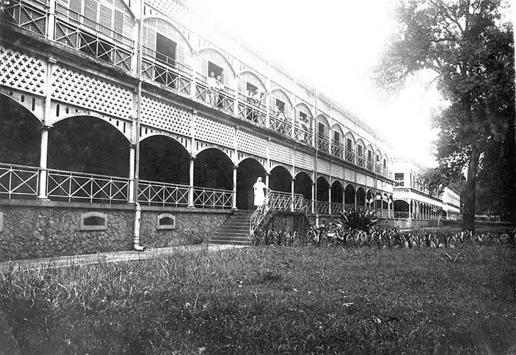 Một khu nhà trong Bệnh viện Grall, 1929. Ban đầu Bệnh viện Grall được gọi là Bệnh viện Quân sự (Hôpital militaire). Bệnh viện chuyển về địa điểm hiện tại vào cuối thập niên 1870.