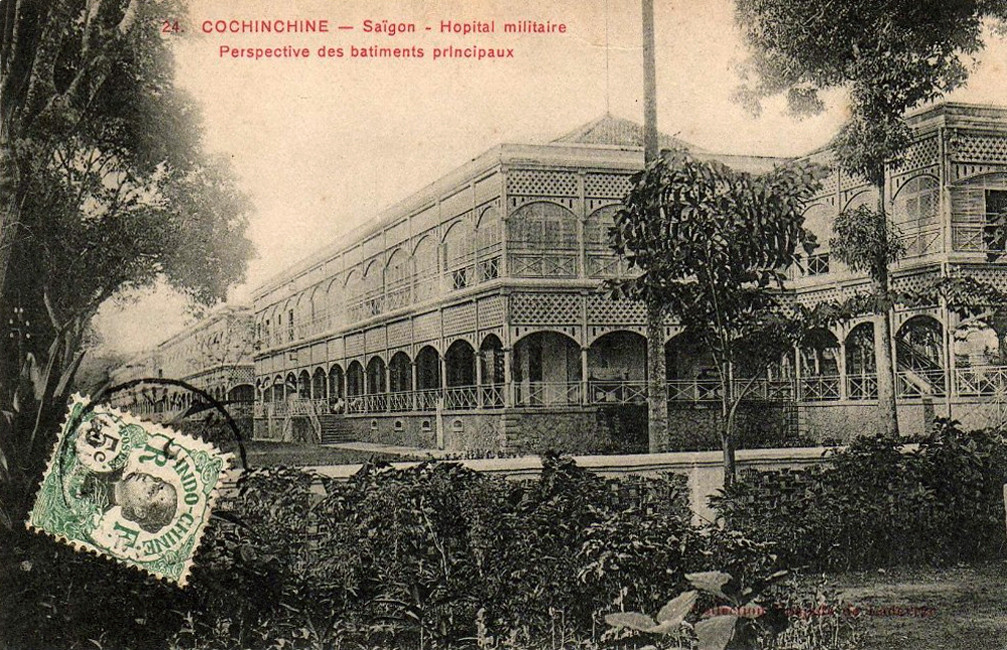 Tháng 4/1945, bệnh viện bị trúng bom, phá sập mé phía Bắc, nhiều phòng thí nghiệm bị phá hủy.