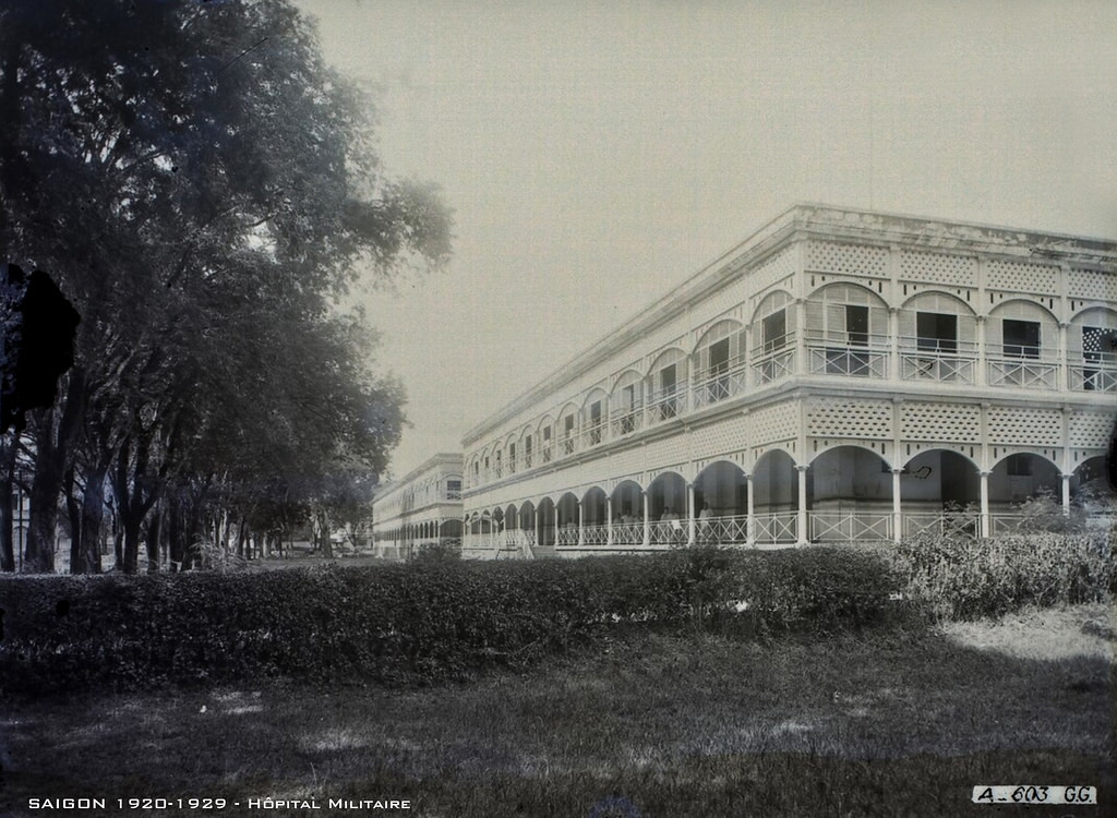 Bệnh viện Grall trong một bức ảnh thập niên 1920. Cấu trúc các tòa nhà trong khuôn viên đều là sườn sắt tiền chế đem ráp lại trên nền bằng đá. Mọi vật liệu mang từ Pháp sang.