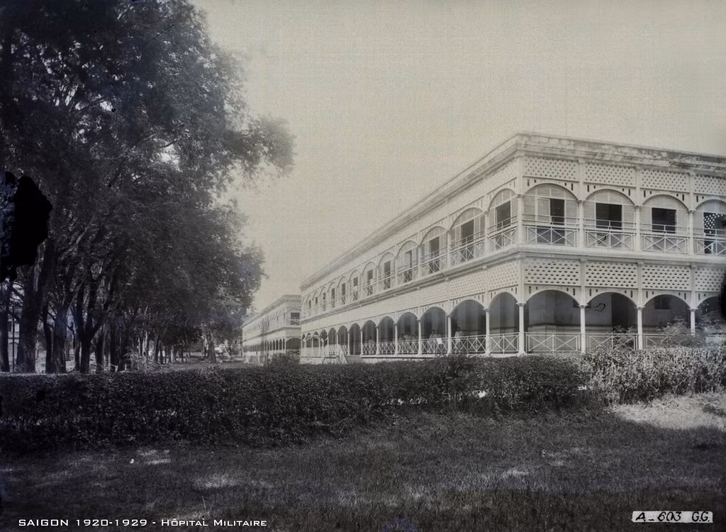 Bệnh viện Grall trong một bức ảnh thập niên 1920. Cấu trúc các tòa nhà trong khuôn viên đều là sườn sắt tiền chế đem ráp lại trên nền bằng đá. Mọi vật liệu mang từ Pháp sang.